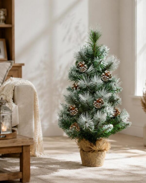 Kleiner Künstlicher Weihnachtsbaum mit Schnee und Zapfen, 60 cm im Jutesack