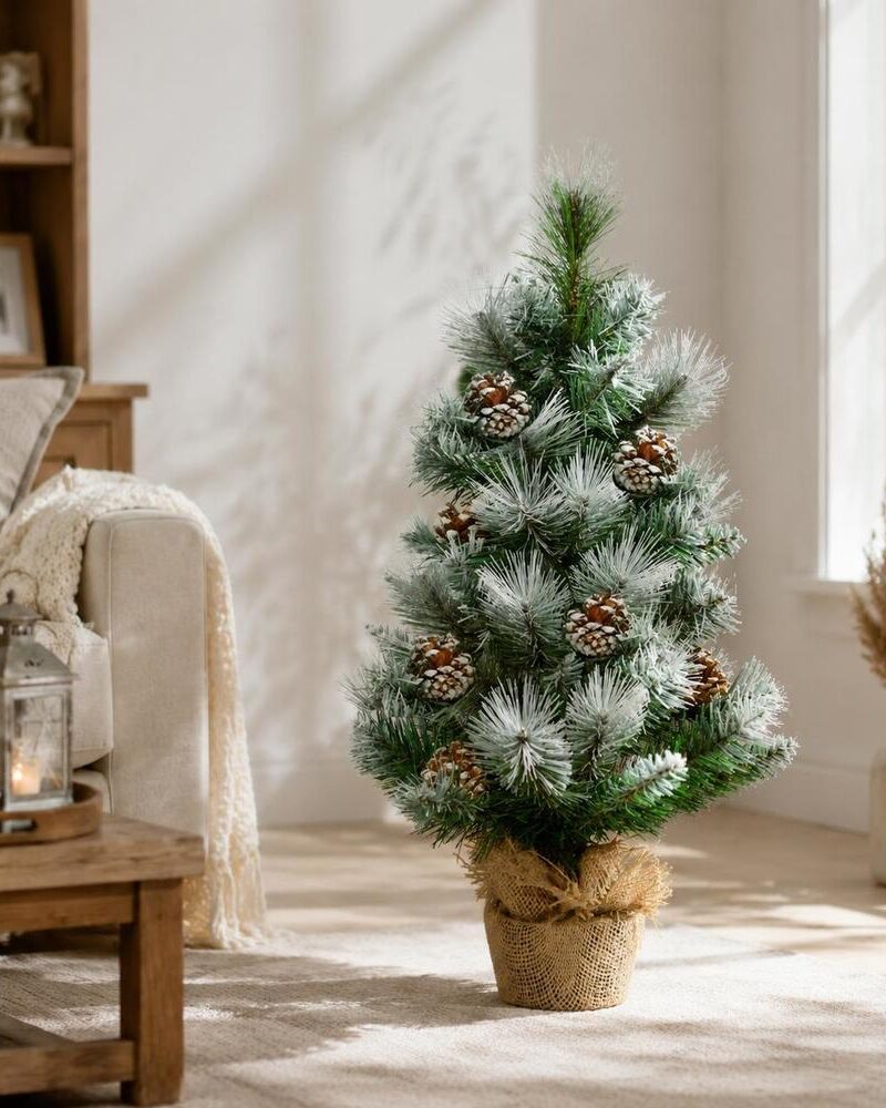 Kleiner Künstlicher Weihnachtsbaum mit Schnee und Zapfen, 60 cm im Jutesack
